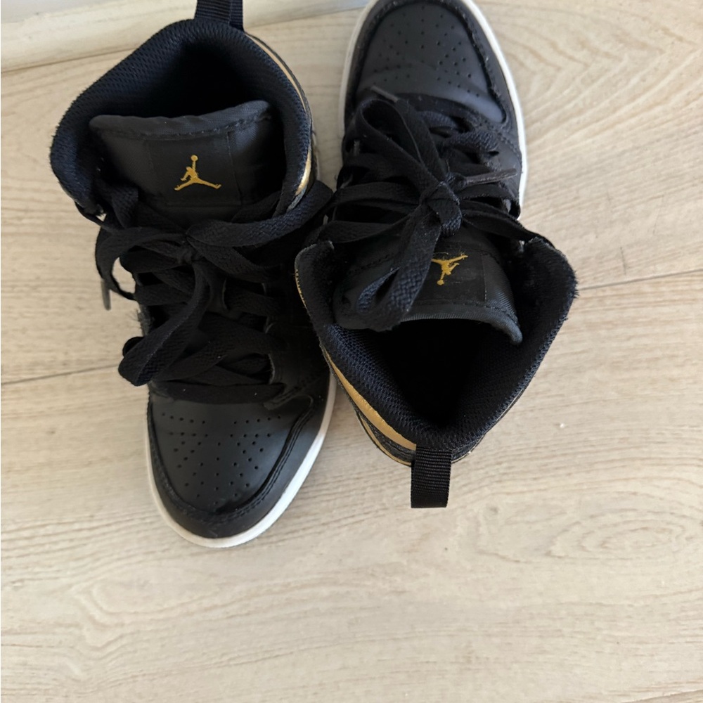 Nike Kids Black and Gold Sneakers - Picture 4 of 8